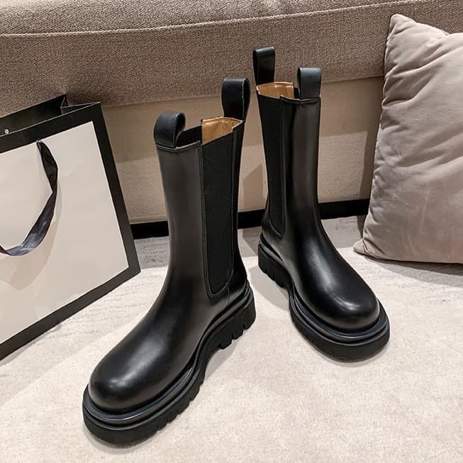 ショートブーツ シンプルなチャンキーブーツ