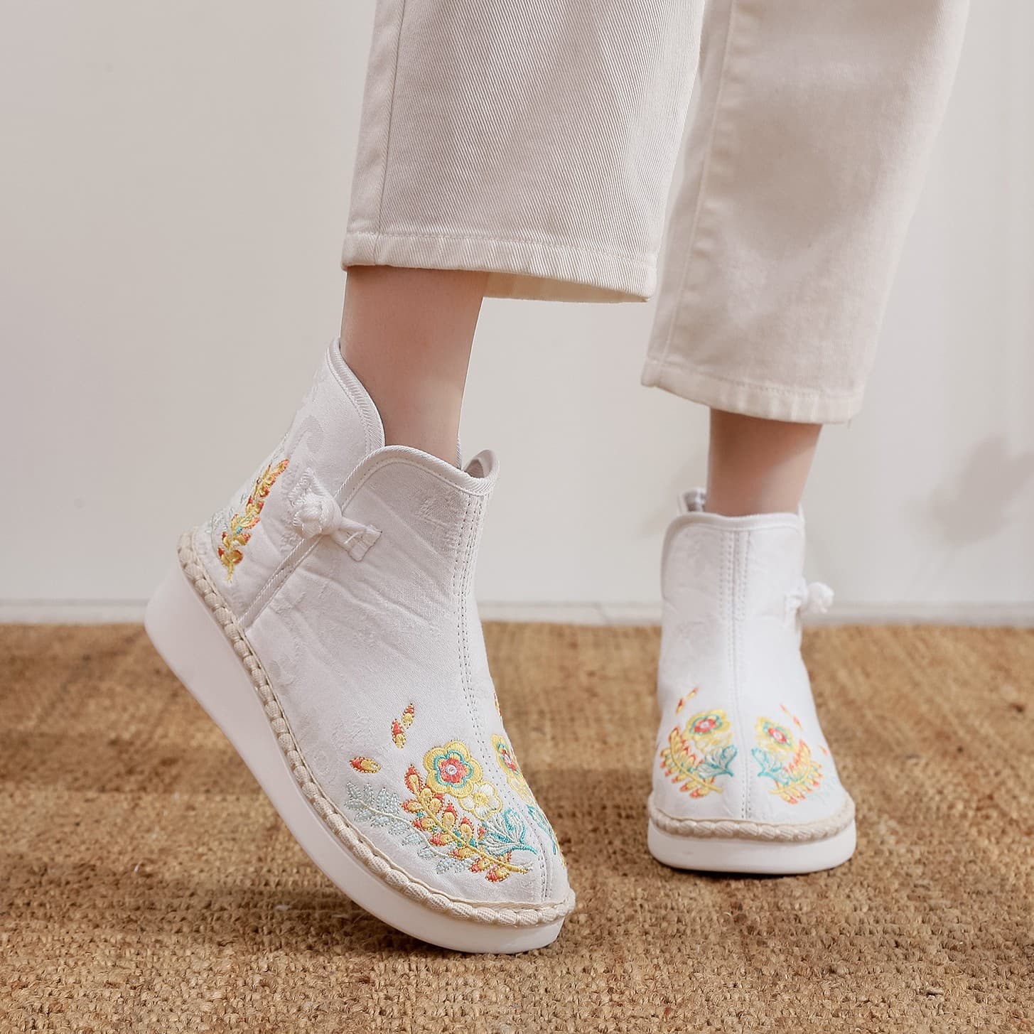 花刺繍入り民族風ショートブーツ
