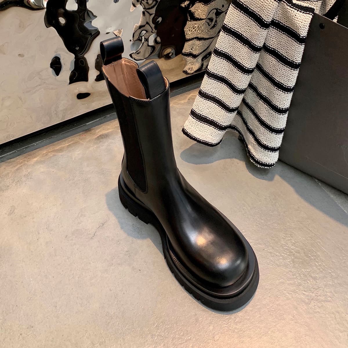 ショートブーツ シンプルなチャンキーブーツ