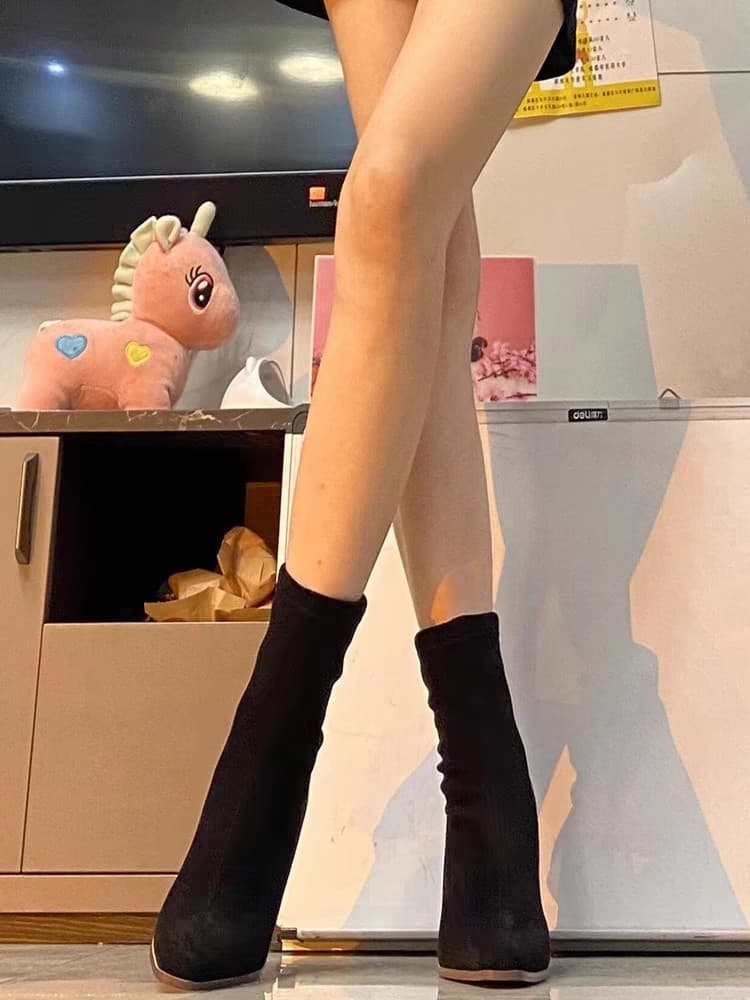 すっきりシルエットのストレッチショートブーツ