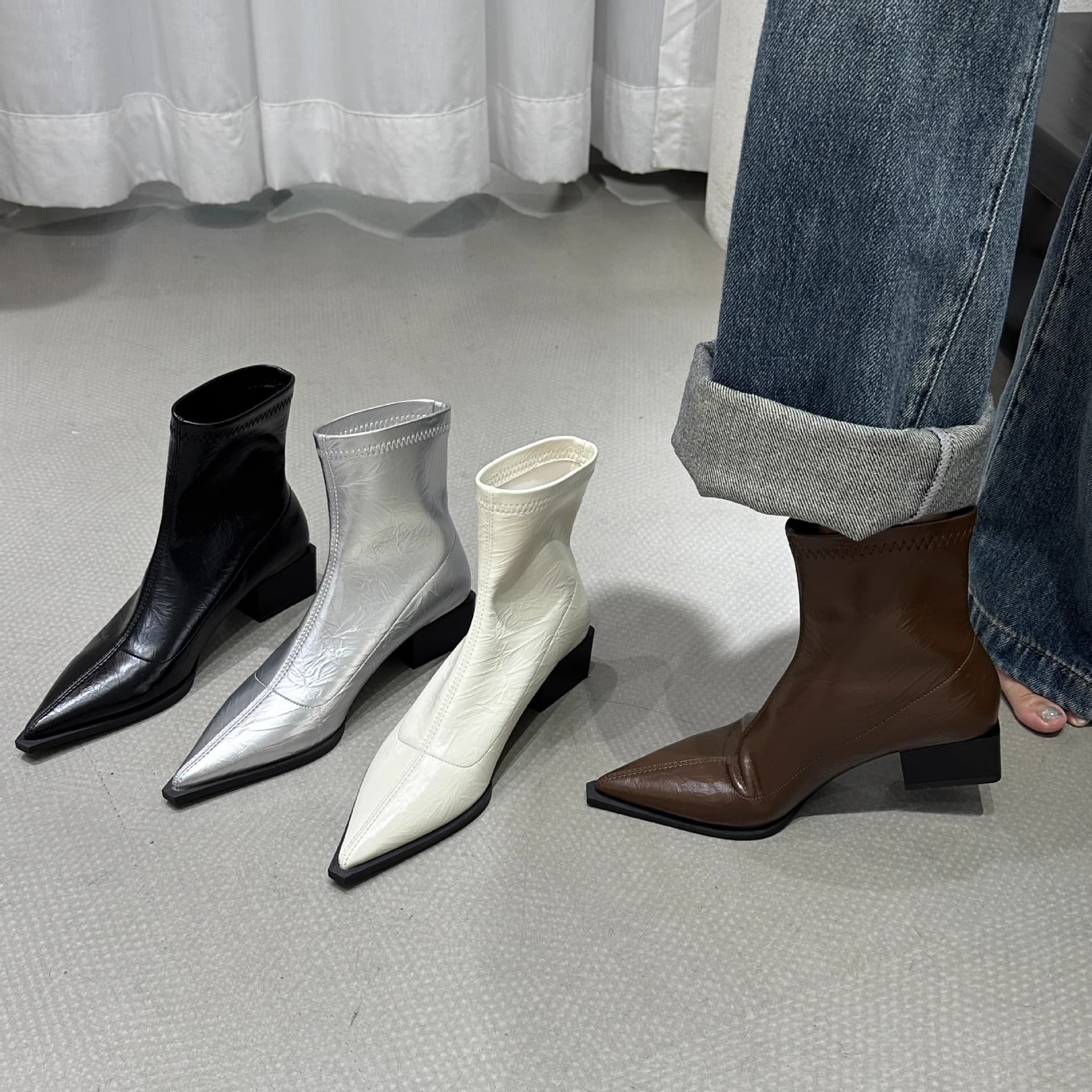 革質感際立つ細身ショートブーツ