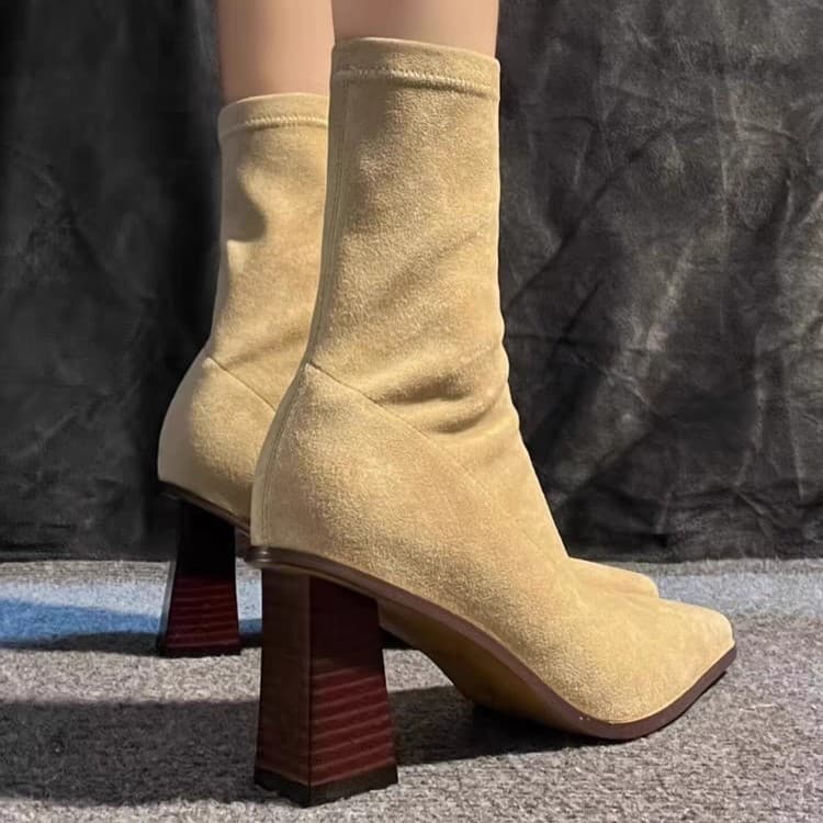 すっきりシルエットのストレッチショートブーツ
