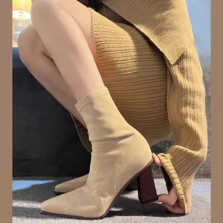 すっきりシルエットのストレッチショートブーツ